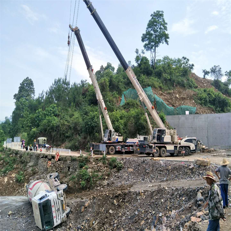 安溪县汽车掉沟里叫吊车救援要多少钱